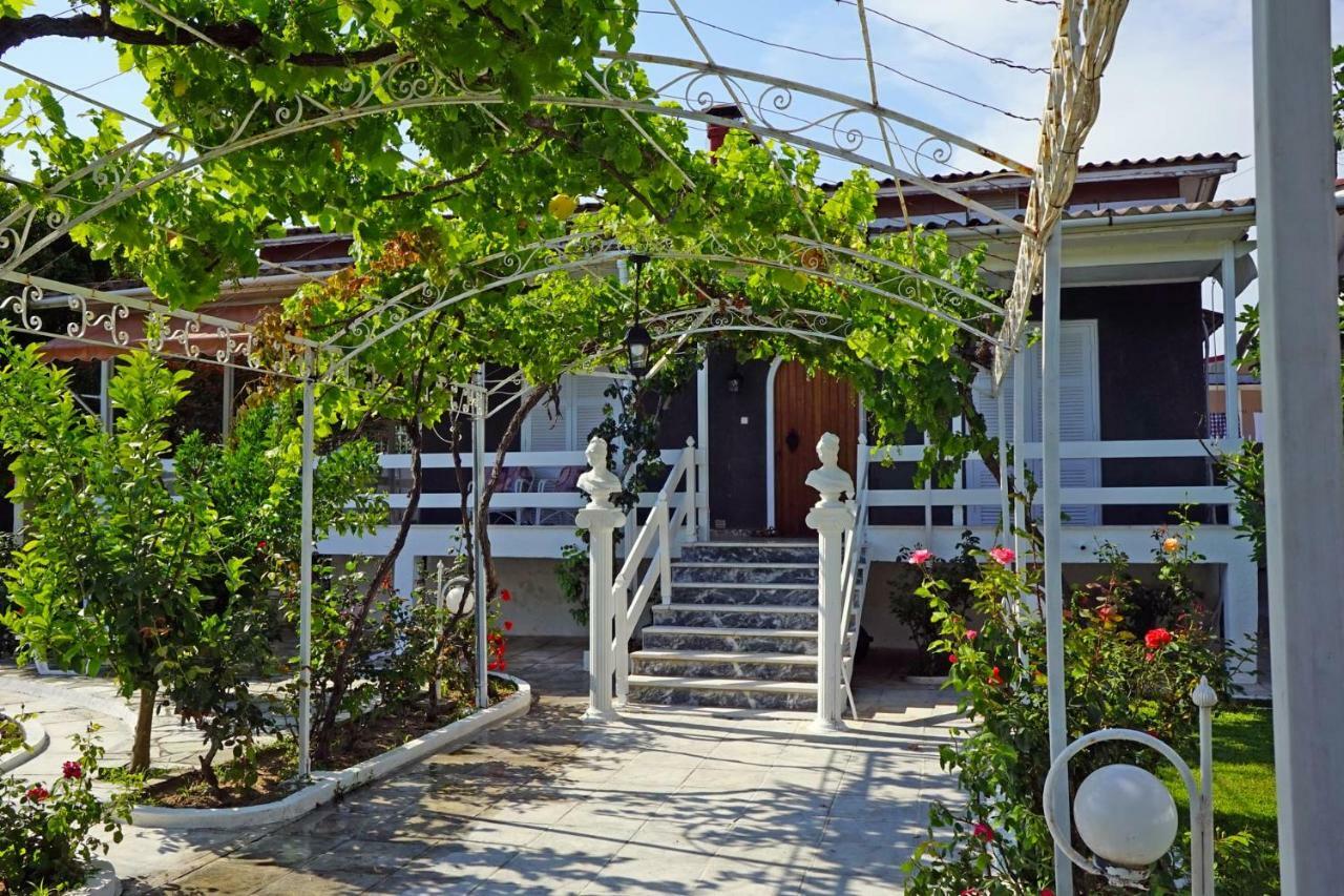 Villa Fofo - Beautiful Sea Front Villa With 650M2 Garden Nea Kallikrateia Extérieur photo